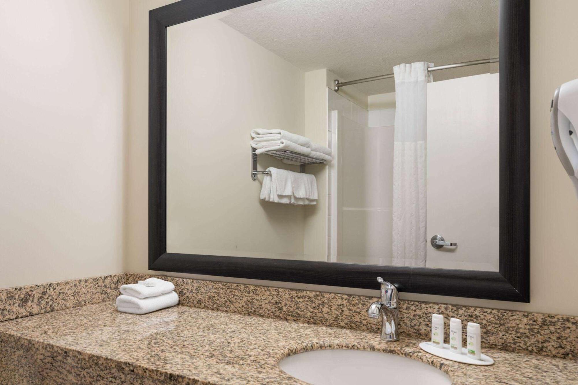 Super 8 By Wyndham Sherwood Park/Edmonton Area Bagian luar foto