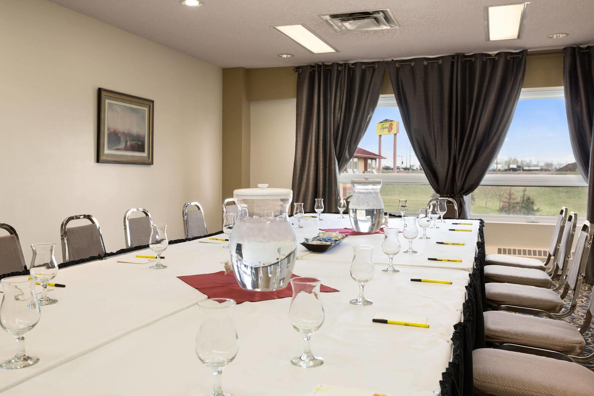 Super 8 By Wyndham Sherwood Park/Edmonton Area Bagian luar foto